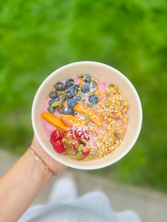 Smoothie bowl with frozen raspberries, oats en Tiptoh Unsweetened