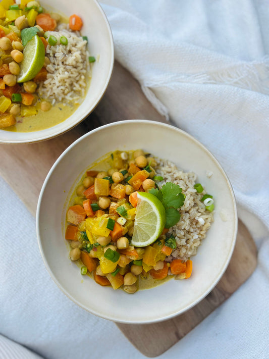 Gele curry met paprika, wortel en kikkererwten